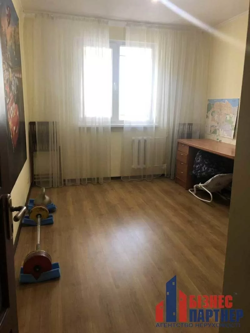 Продається 4-кімнатна квартира,  95 м.кв.,  в районі Митниця 5